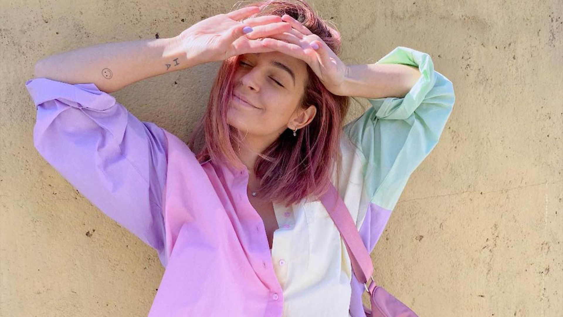 Laura Escanes estrena la manicura de verano con la que no hace falta llevar complementos