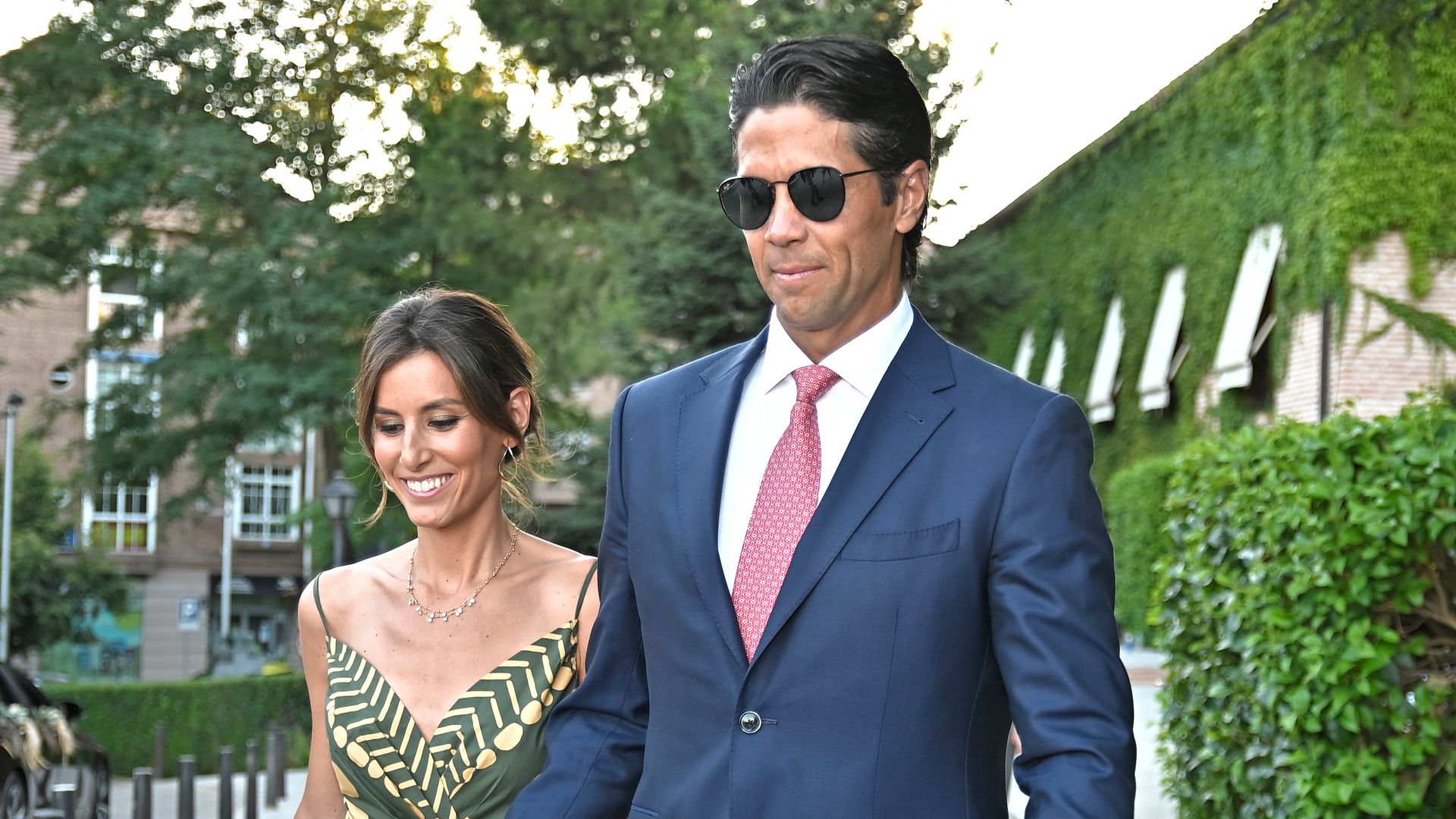 Ana Boyer y Fernando Verdasco en la boda de Laura Verdasco y Mariano Conde el 23 de julio de 2022 en Madrid