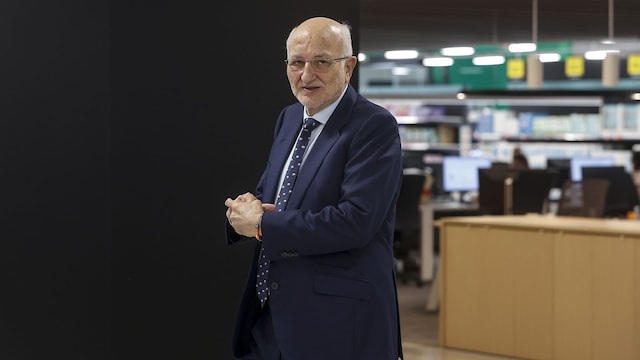 Plano medio de Juan Roig con traje azul marino