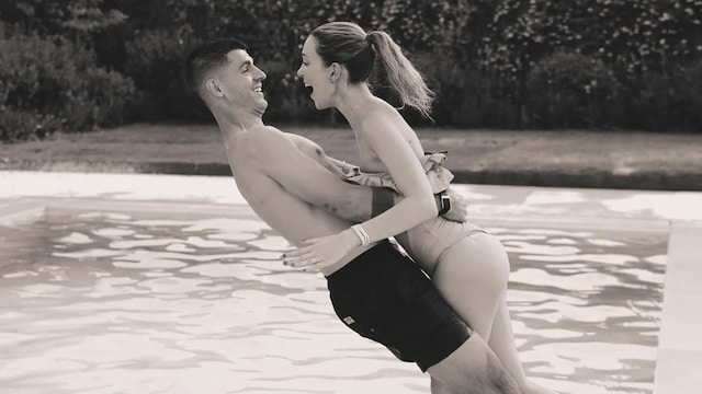 Alice Campello y Álvaro Morata saltando a la piscina