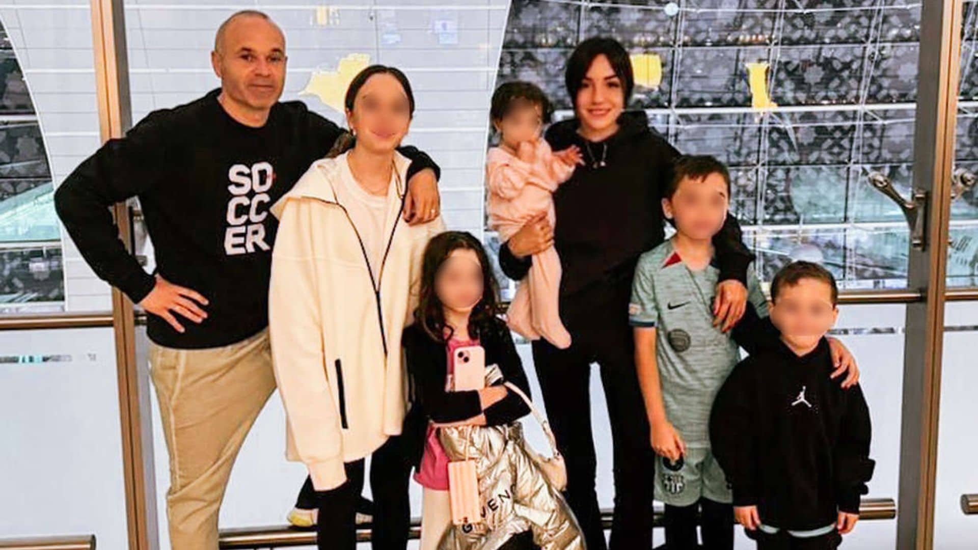 Andrés Iniesta presume de familia numerosa en su regreso a Japón