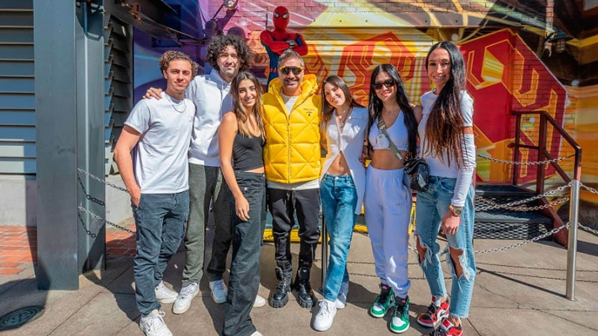 El Potrillo y Karla Laveaga disfrutan de su amor en el lugar más feliz del mundo