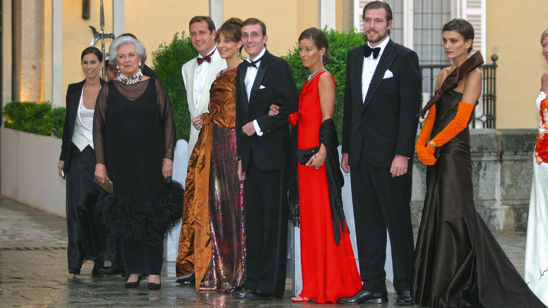 Bruno Gómez-Acebo y su mujer, con su familia, en la boda de los reyes Felipe y Letizia
