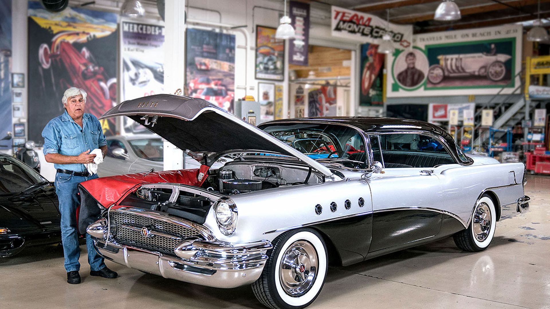 El humorista Jay Leno, herido de gravedad tras incendiarse su coche
