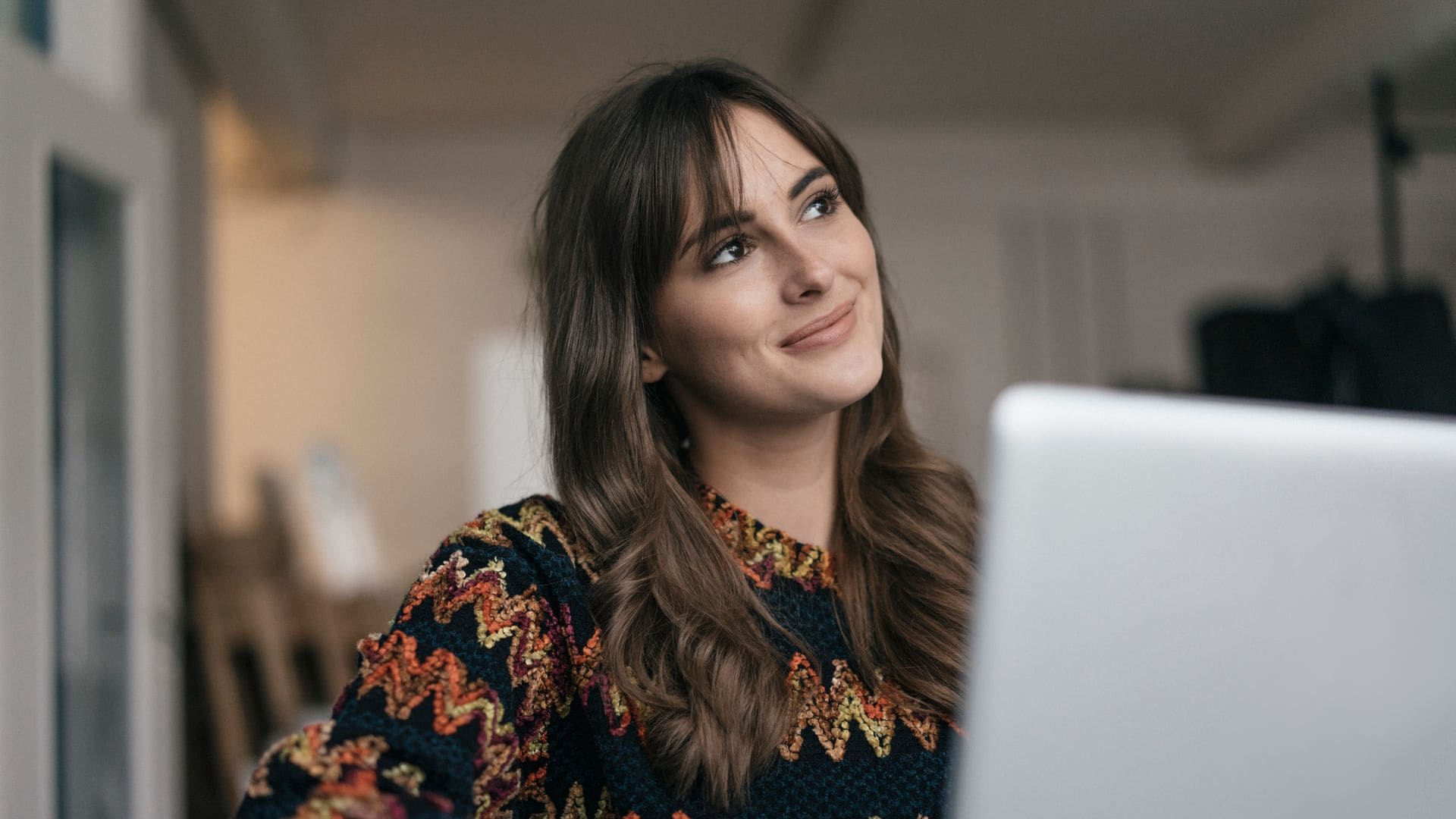 Una mujer utilizando su ordenador portátil