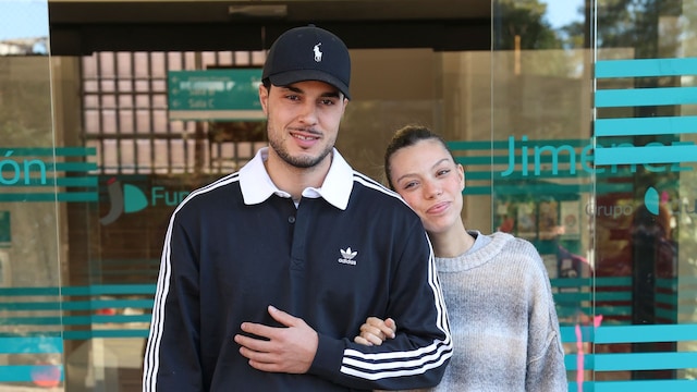 Alejandra Rubio y Carlo Constanzia con la prensa tras el parto