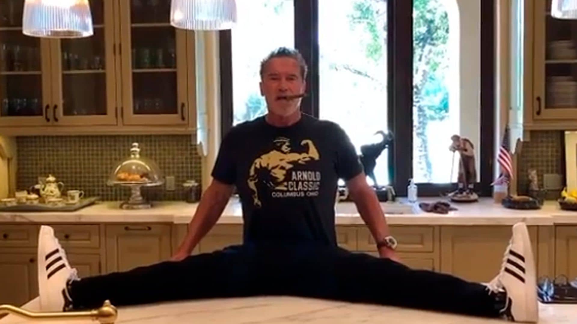 Arnold Schwarzenegger presume de flexibilidad... pero guarda un secreto