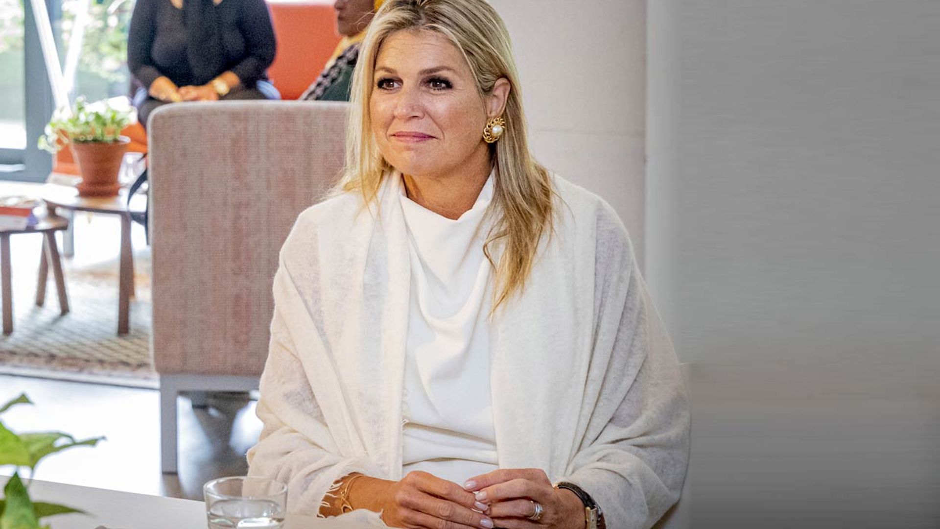 El truco de Máxima de Holanda para que su 'top' de Zara parezca una prenda de lujo