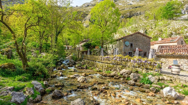 Preciosa villa de Bulnes, en Asturias, a la que solo se puede llegar en funicular o caminando. En plenos Picos de Europa, Asturias