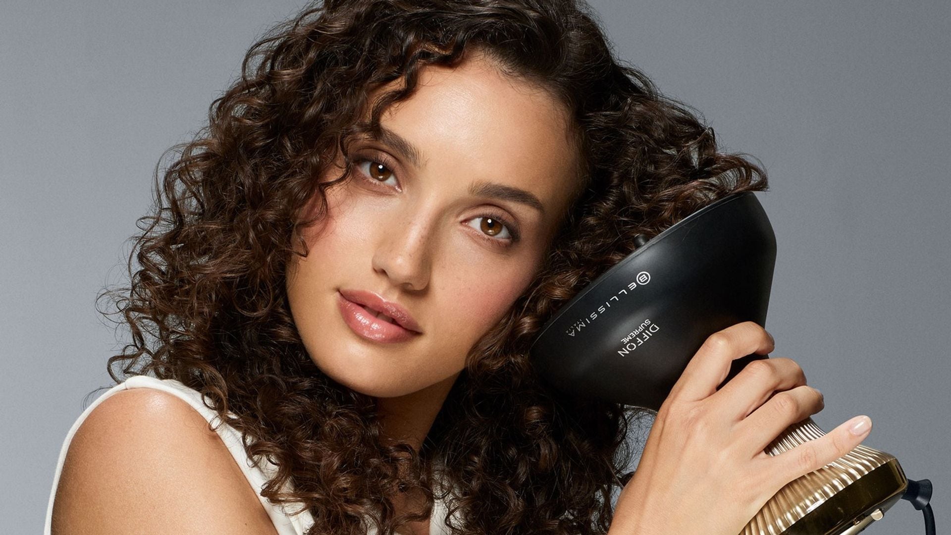 Mujer con difusor de pelo de Bellissima
