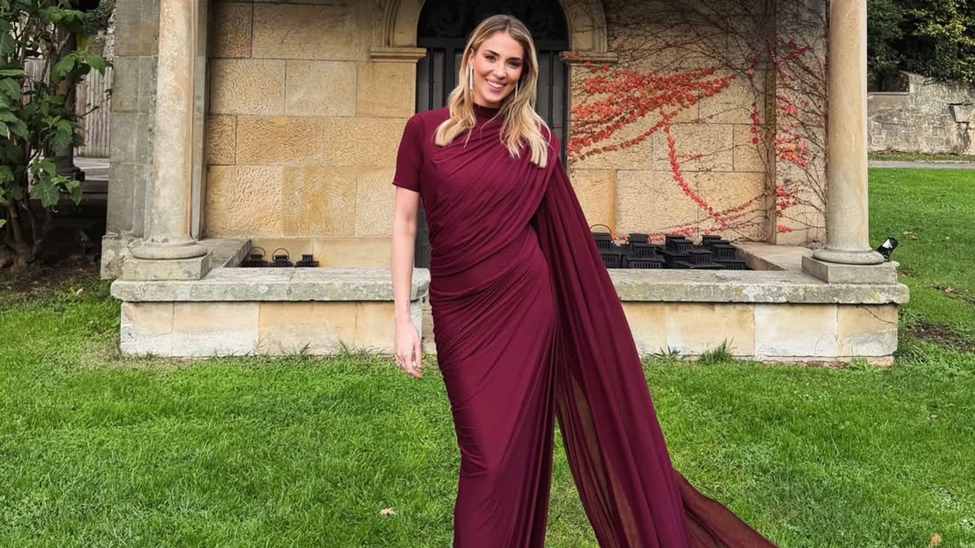 Alice Campello, con un espectacular vestido de diosa romana, celebra el amor ajena a los rumores