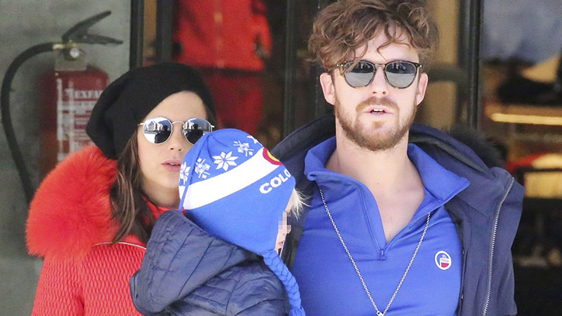 La escapada a la nieve de Macarena Gómez y Aldo Comas con su 'muñeco' rubio