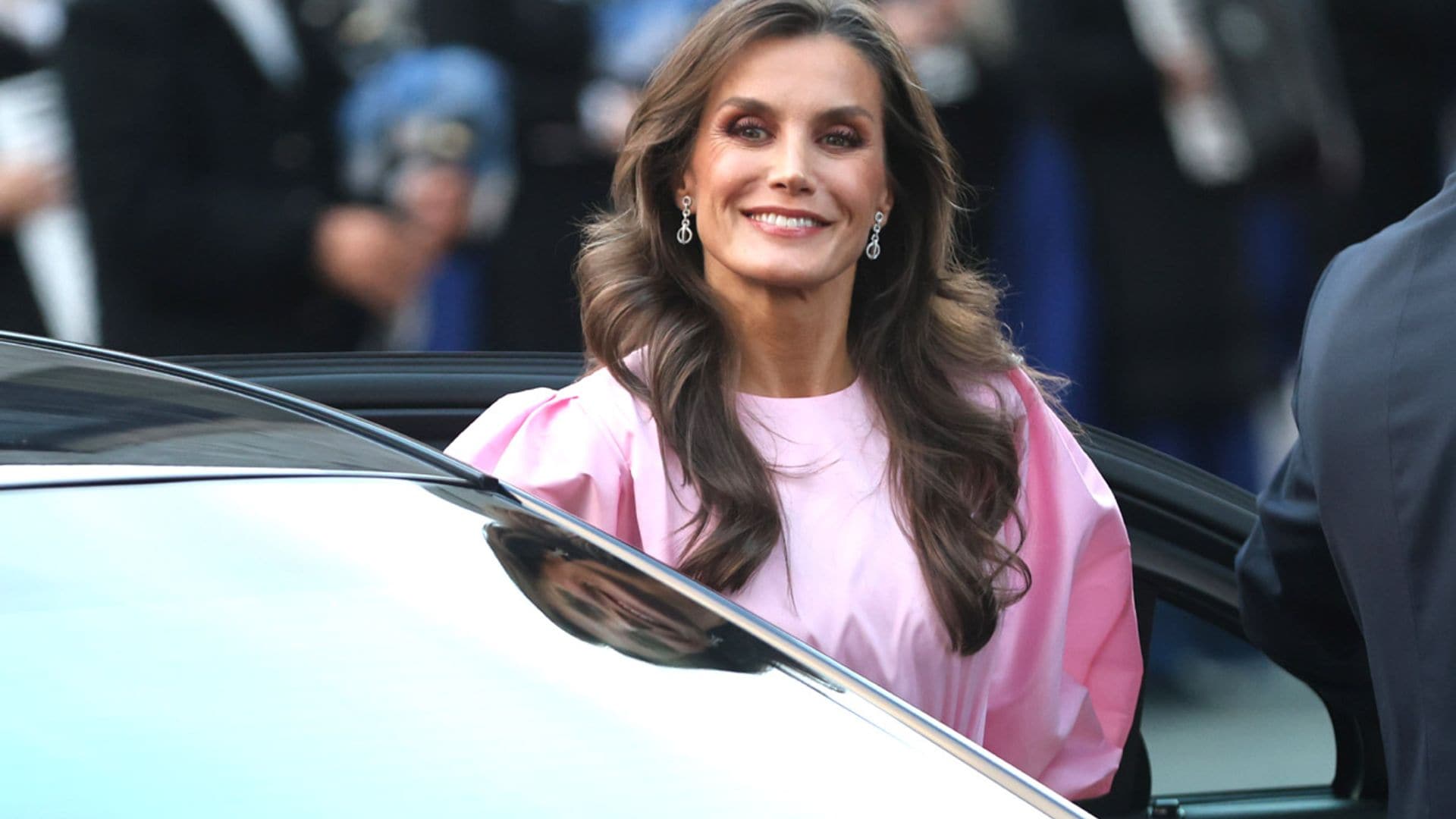 El 'glamour' de la reina Letizia en Oviedo con una blusa rosa de mangas XXL y tacones bajos