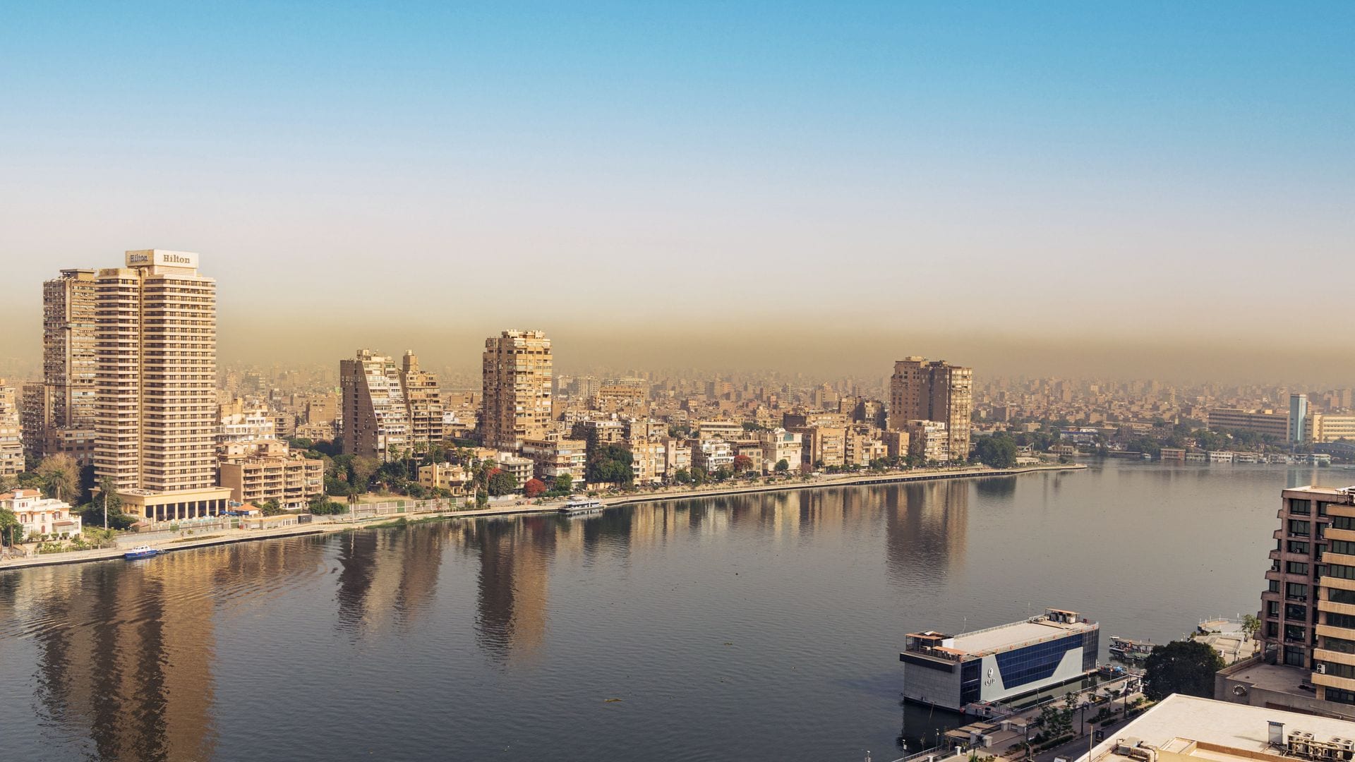 CHRISTIANE ABDALLA LA REINA DEL MÁRMOL DE EGIPTO NOS INVITA A SU IMPRESIONANTE CASA FRENTE AL MAR ROJO