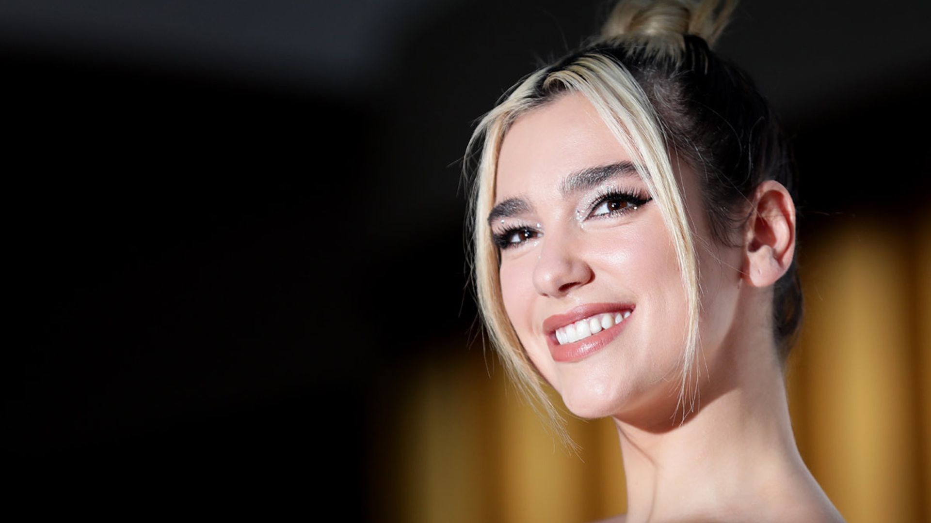 Dua Lipa sorprende con botas de cuero metalizadas en una boda donde la novia viste de rosa