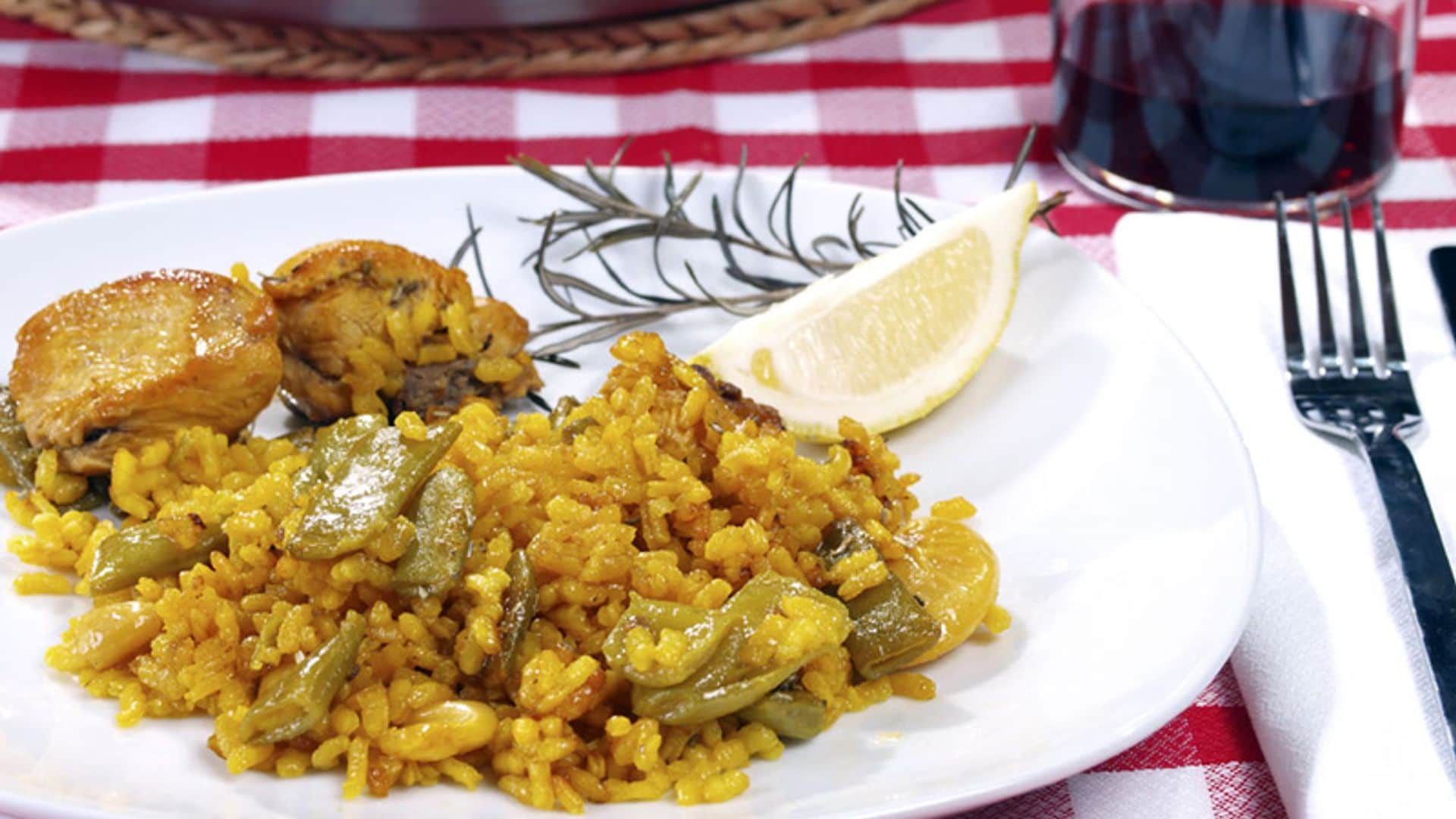 Paella valenciana de pollo y conejo