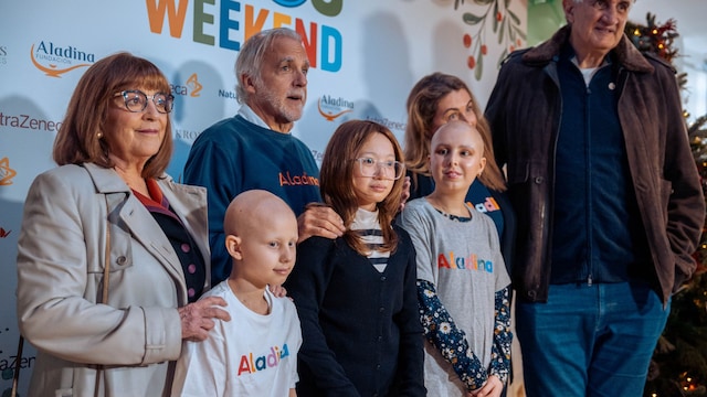 Paco Arango con niños de la Fundación Aladina, acompañados con la actriz Carmen Maura y el ex jugador de baloncesto Fernando Romay