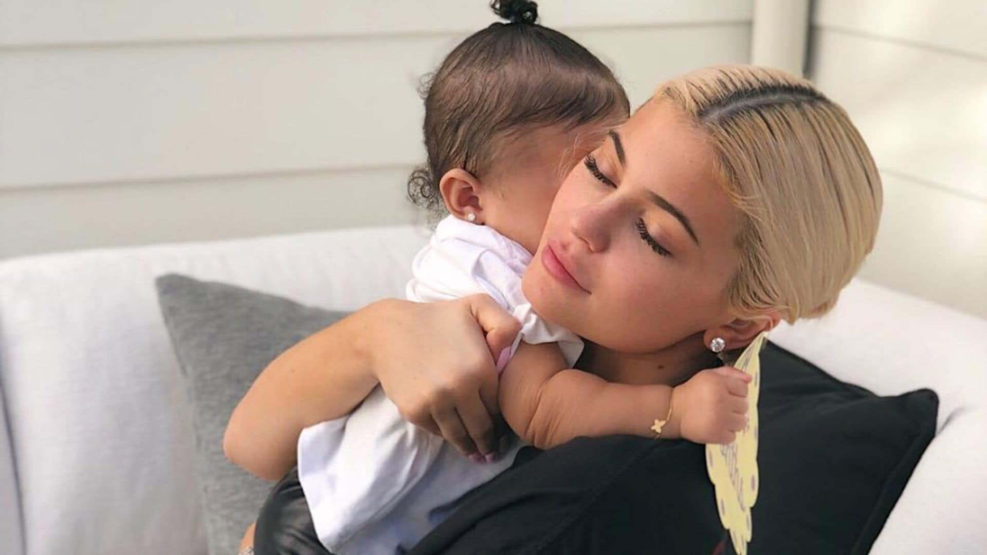 La hija de Kylie Jenner estrena su primer collar de diamantes ¡con mensaje oculto!