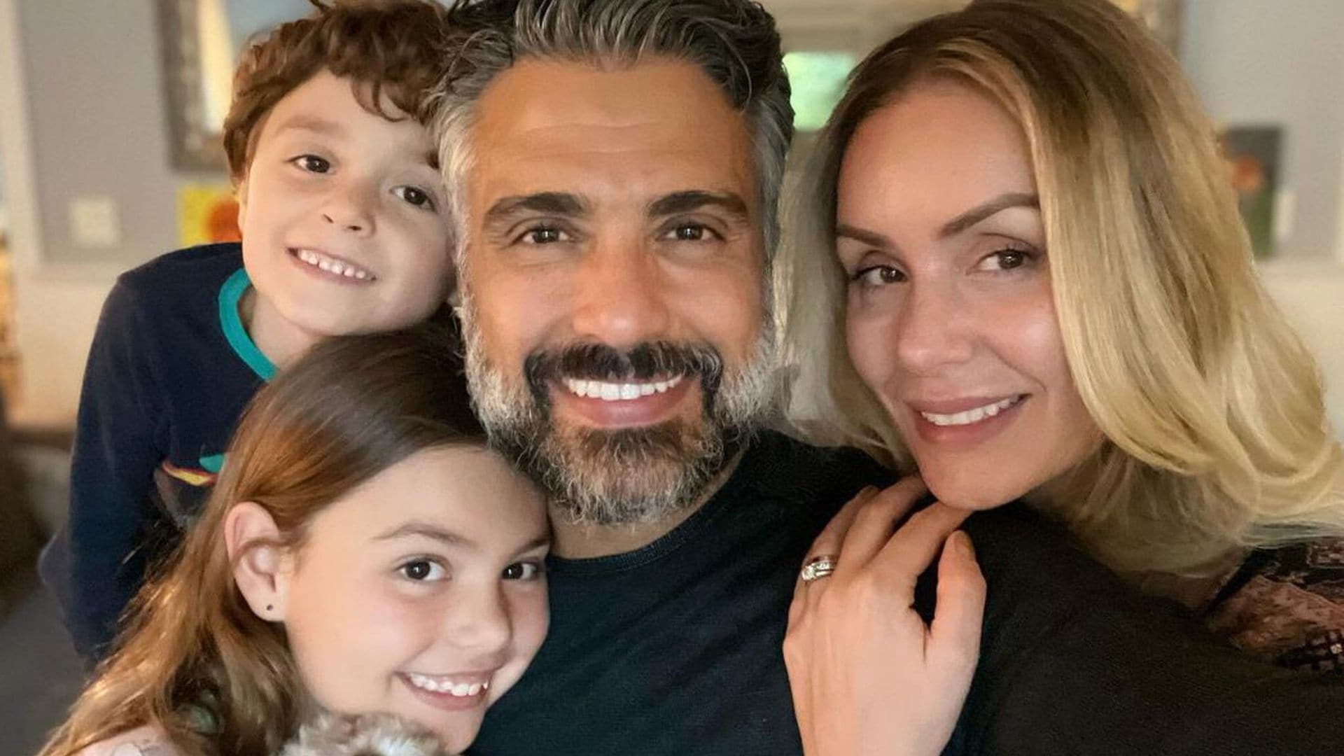 Jaime Camil reconecta a sus hijos con sus raíces latinas a través de los viajes