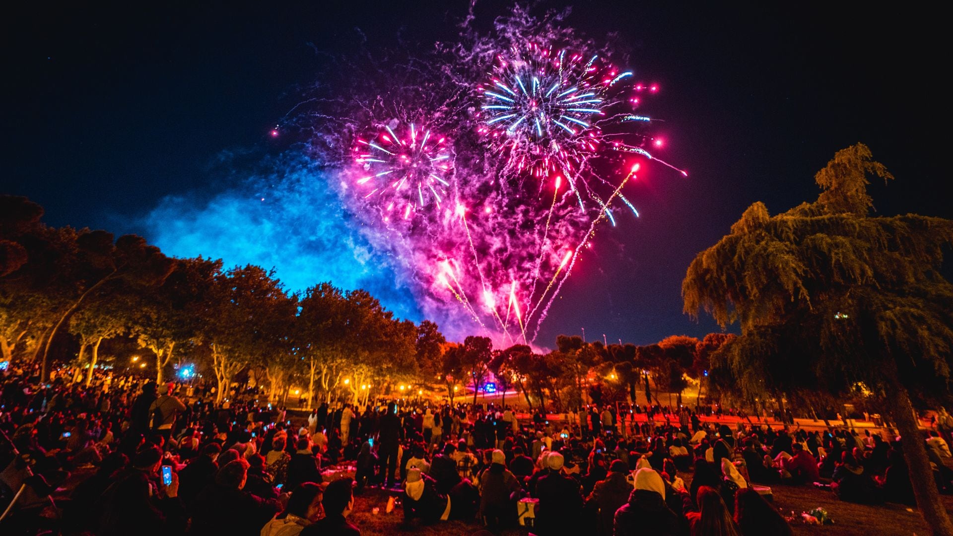 Fuegos artificiales por las fiestas de San Isidro en Madrid