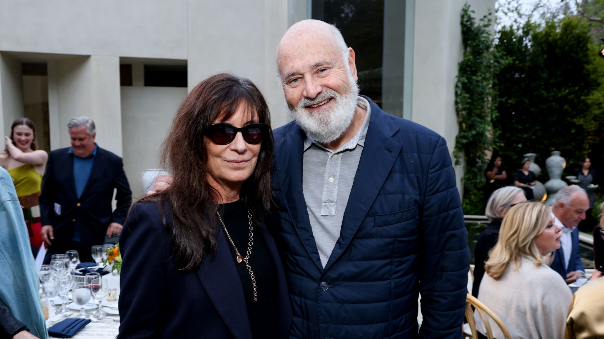 Michele Reiner y Rob Reiner en la cena benéfica No Kid Hungry de Los Ángeles, celebrada en una residencia privada el 27 de abril de 2023 en Los Ángeles, California.