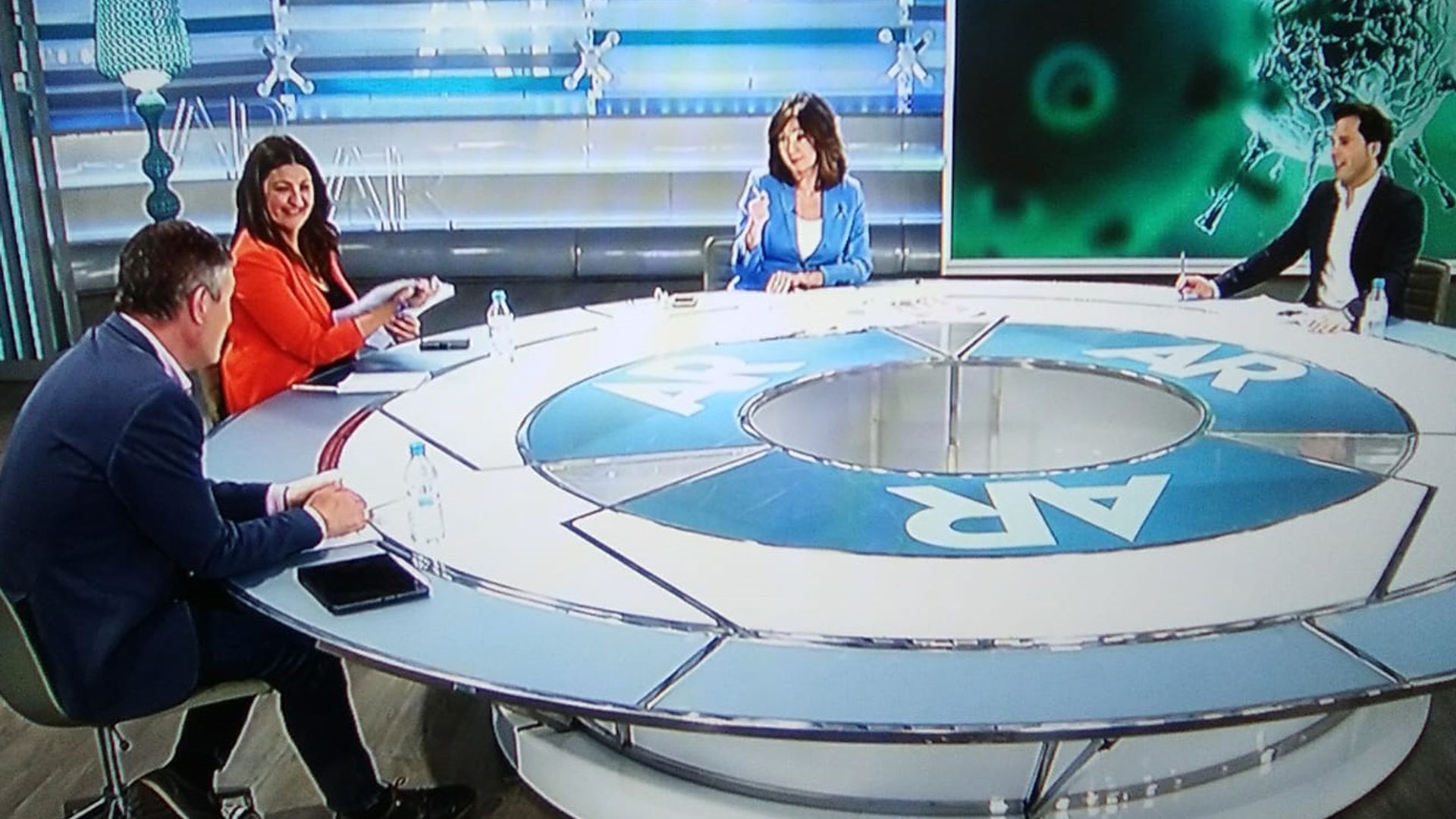 Más vale tarde que nunca: Ana Rosa Quintana ‘endulza’ la mañana a sus compañeros