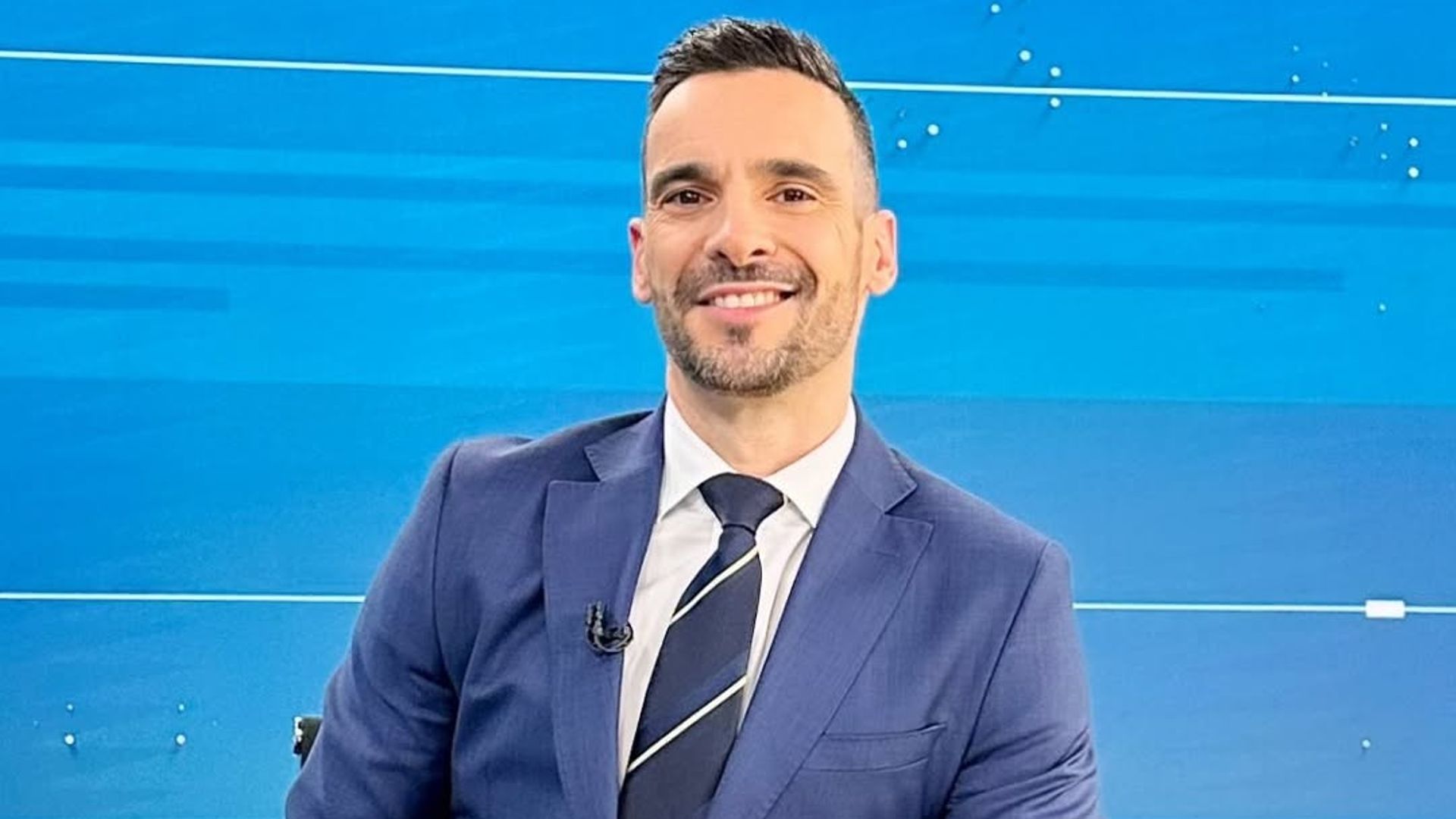 Así es Lluís Guilera, el presentador que sustituye a Silvia Intxaurrondo en 'La hora de la 1': padre de mellizos y veterano de TVE