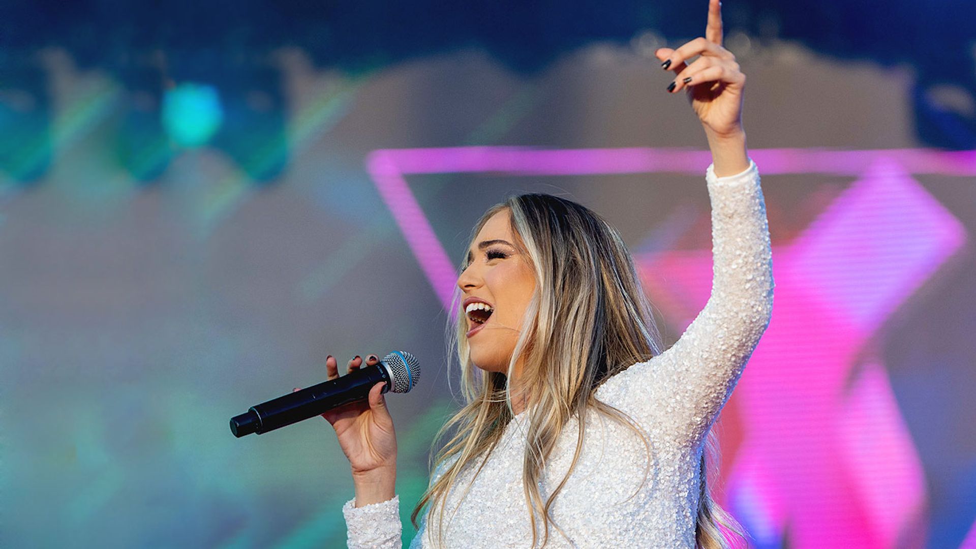 Ana Mena, la artista del momento, nos cuenta cómo es su día a día en plena gira