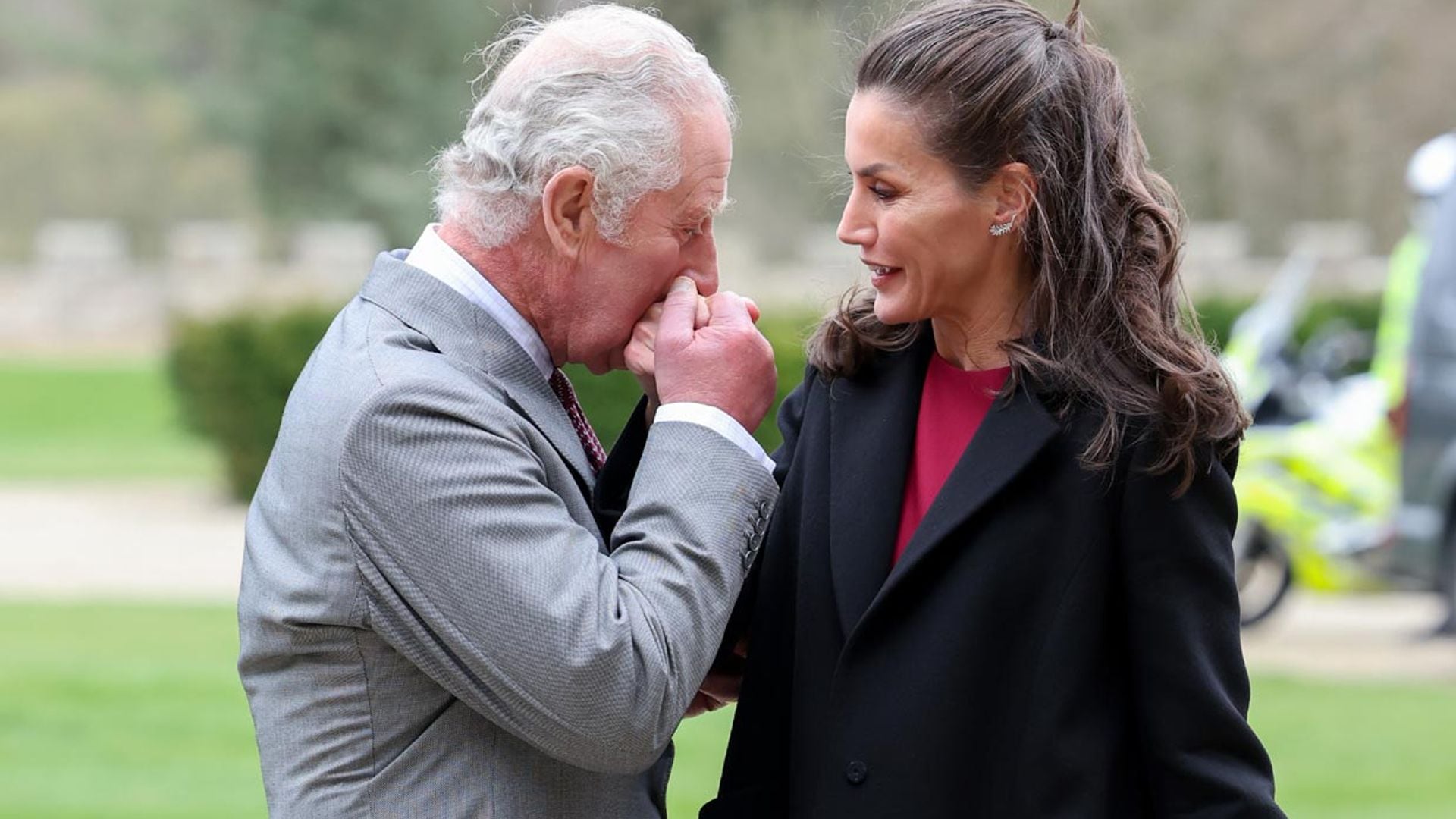 Las imágenes del reencuentro de la reina Letizia y el príncipe Carlos en una cita cultural única