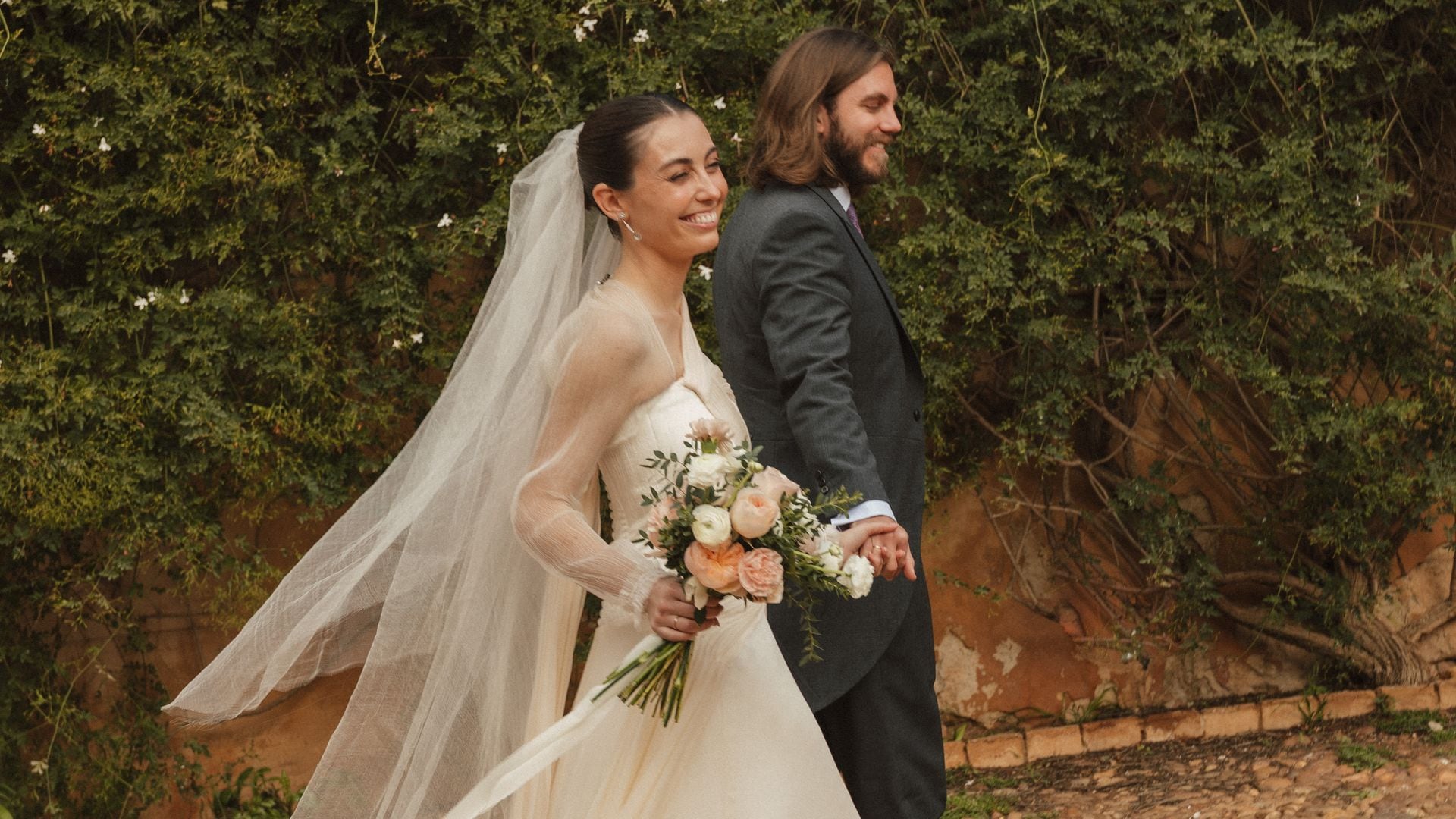 La boda en Sevilla de Reyes, la novia del vestido plisado y el broche vintage de diamantes y perlas