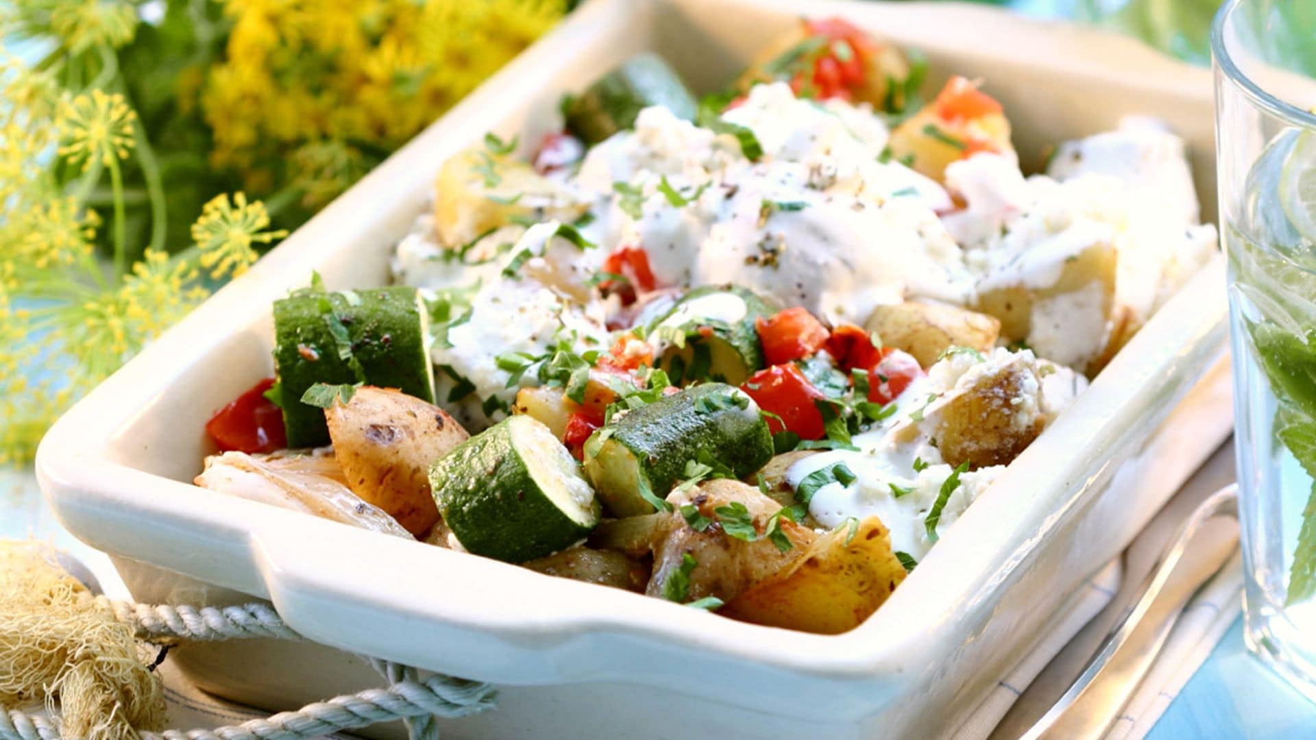 Ensalada de patata y pepino con salsa de yogur