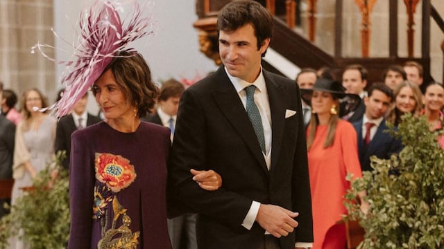Madrina con vestido bordado de Jorge Vázquez