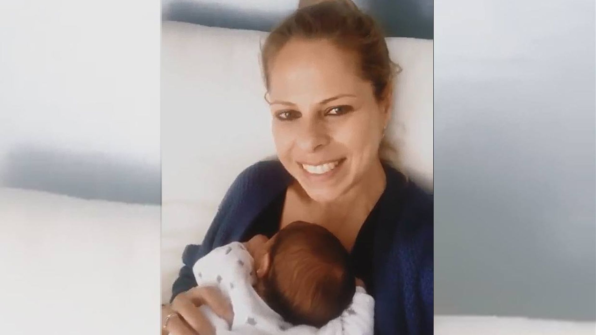 Con su pequeña Vega en brazos y muy contenta, Pastora Soler explica por qué está 'un poco desconectada'