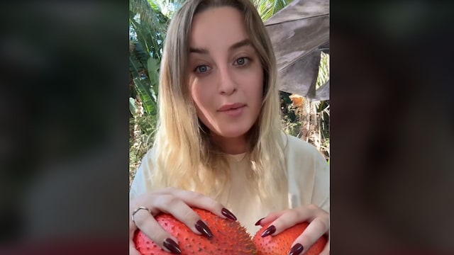 Primer plano de Sandra Pérez mostrando unas frutas exóticas en un vídeo
