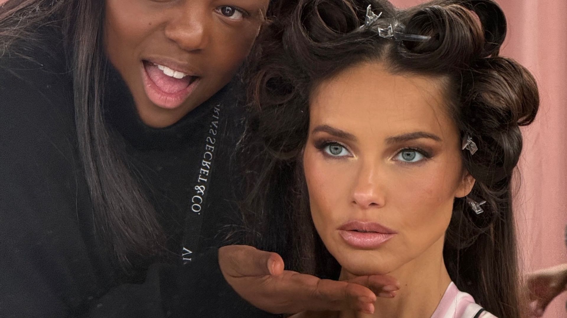 Adriana Lima y Pat McGrath en el backstage del desfile de Victoria's Secret