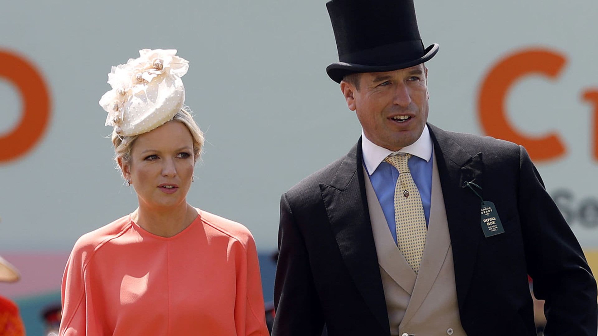 Peter Phillips, nieto de Isabel II, presenta a su novia en público en las carreras en honor a su abuela