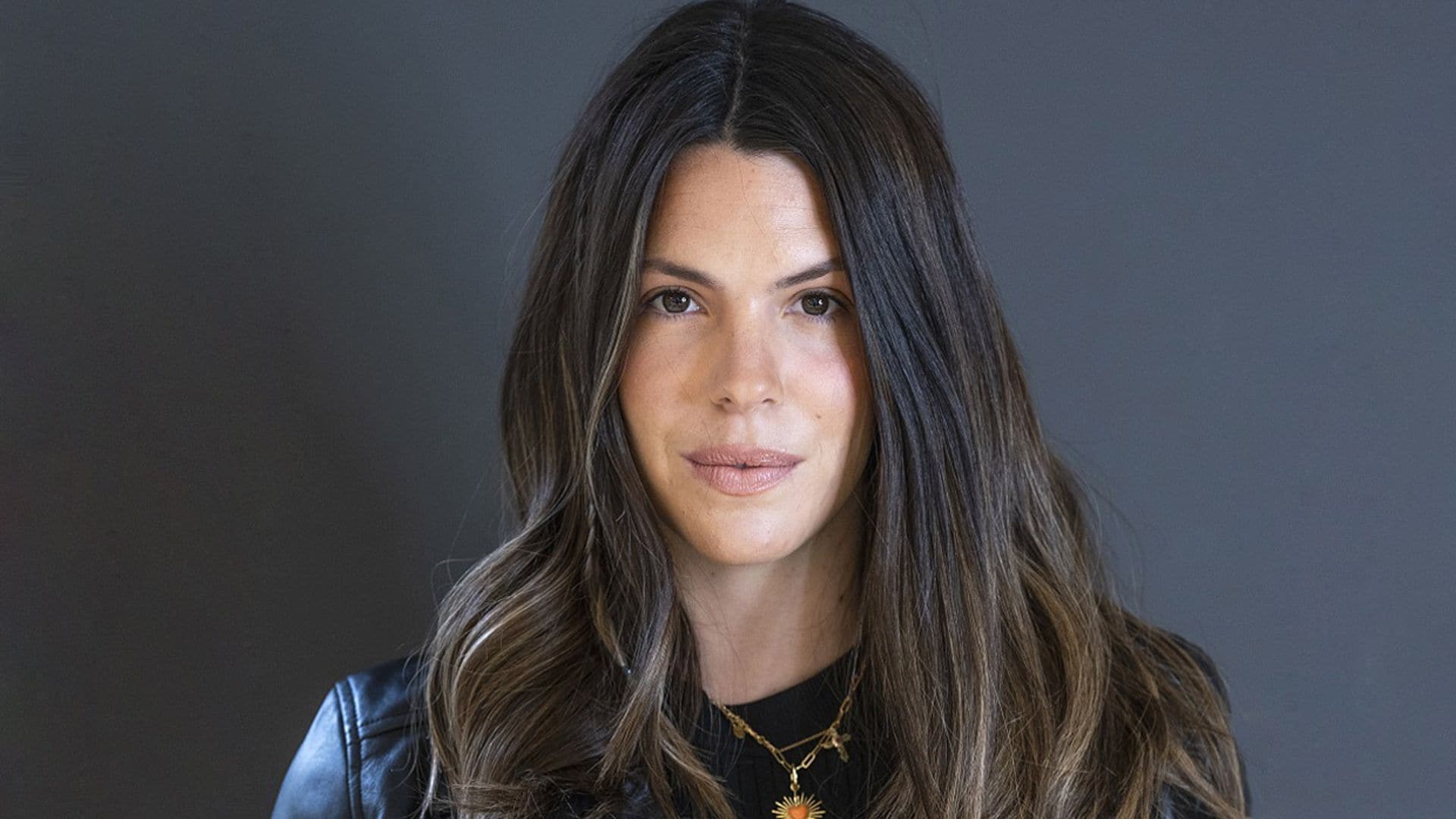Laura M. Flores se embarca en un nuevo proyecto cambiando de look: '¡Estoy emocionada!'