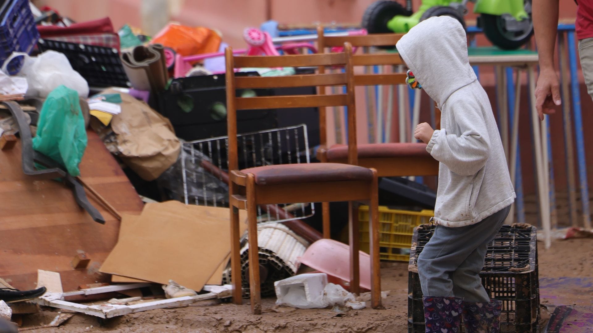 Las lágrimas del pequeño Juan, de seis años, al ver su colegio destrozado por el temporal