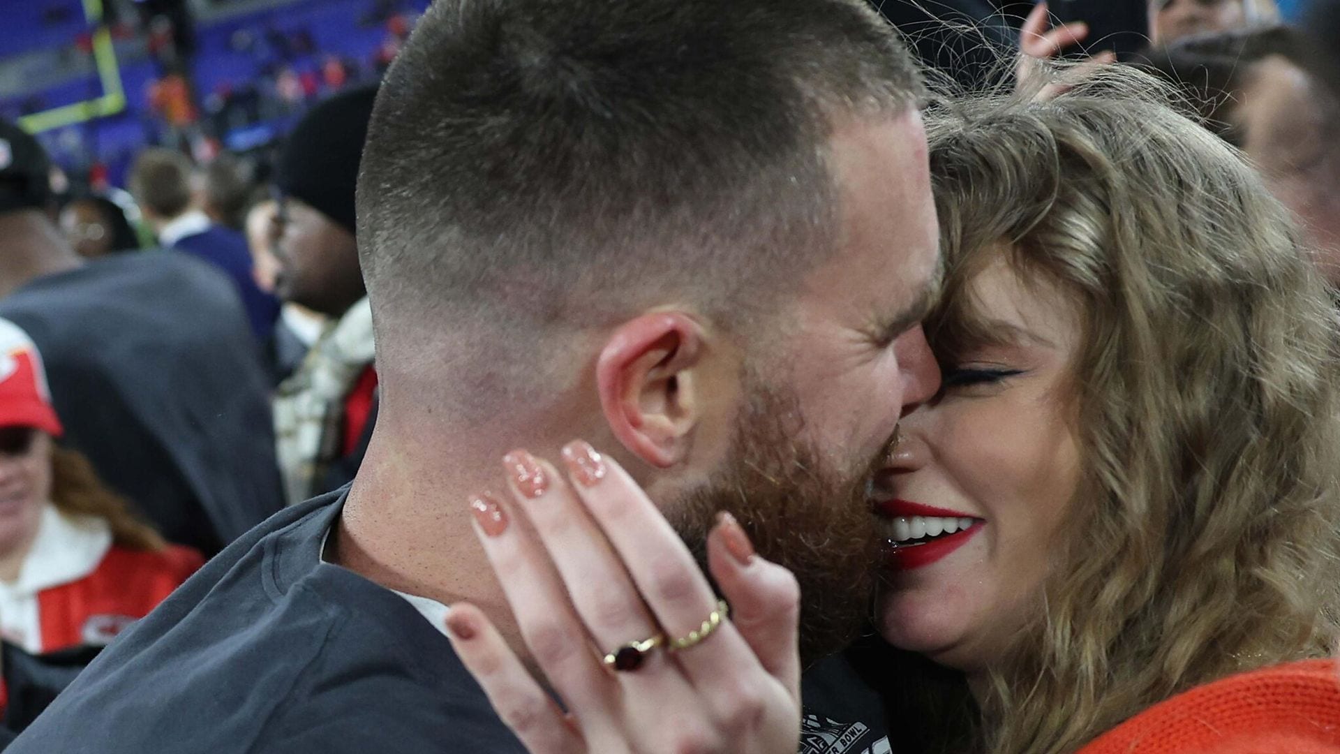 El apasionado beso de Taylor Swift y Travis Kelce para celebrar la victoria de los Chiefs
