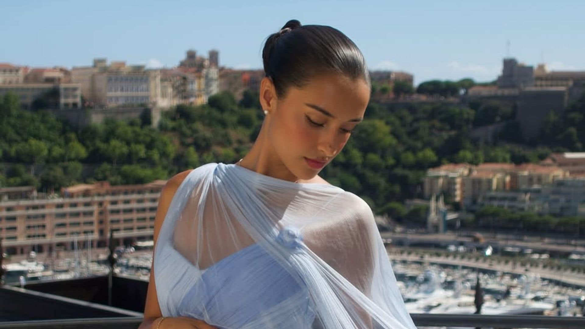 Alexandra Saint Mleux recrea el look más icónico de Grace Kelly en un exclusivo baile en Mónaco