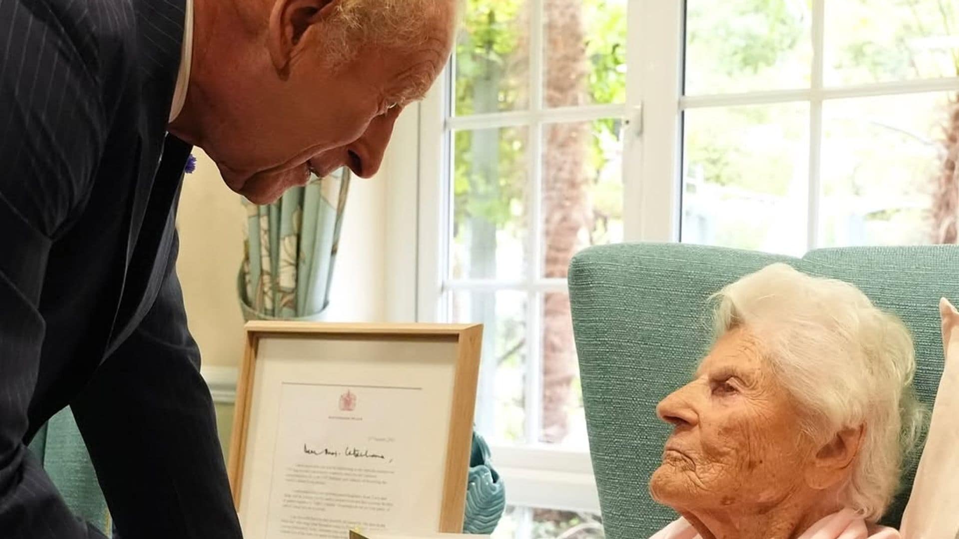 Carlos III saluda a la mujer más longeva del mundo