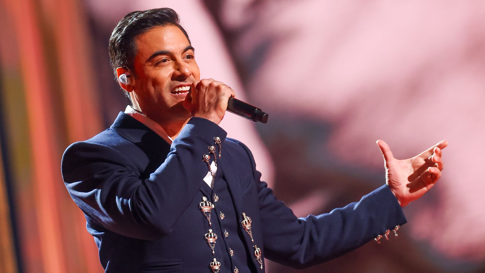 Carlos Rivera se presenta en los Premios Billboard de la Música Latina en el James L. Knight Center de Miami.