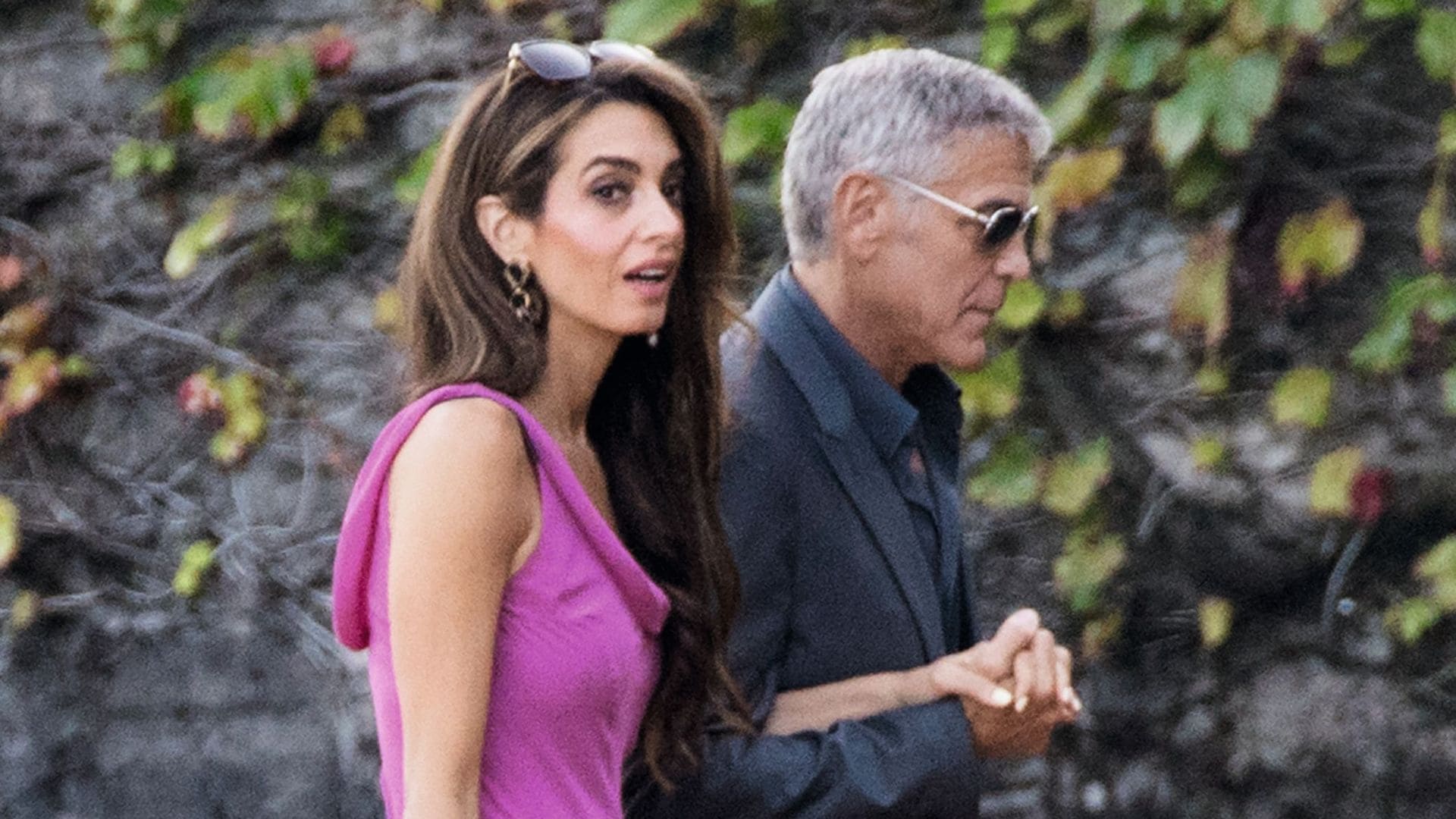 George y Amal Clooney, que volvió a convertirse en la invitada más elegante con su vestido, color buganvilla, que combinó con un "clutch" dorado