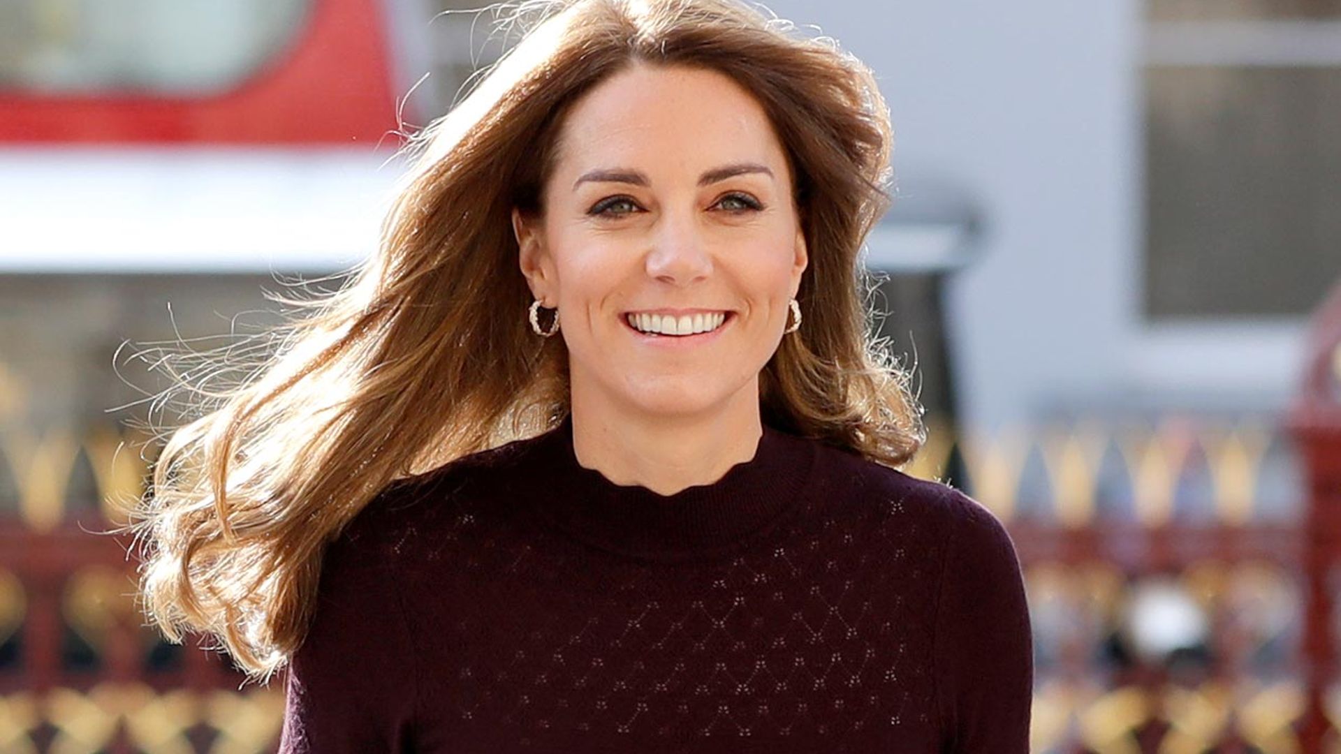 Kate recupera su imagen mas juvenil con 'skinny jeans' para felicitar la Navidad