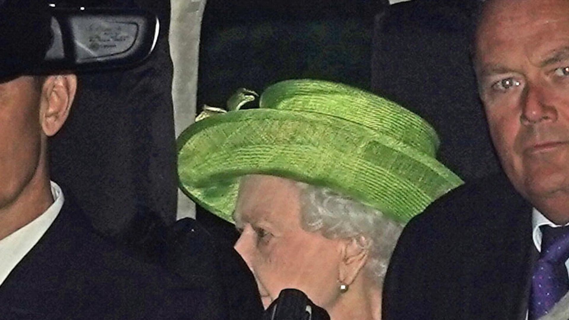 Isabel II pone fin a los rumores sobre su salud y asiste al doble bautizo de sus bisnietos