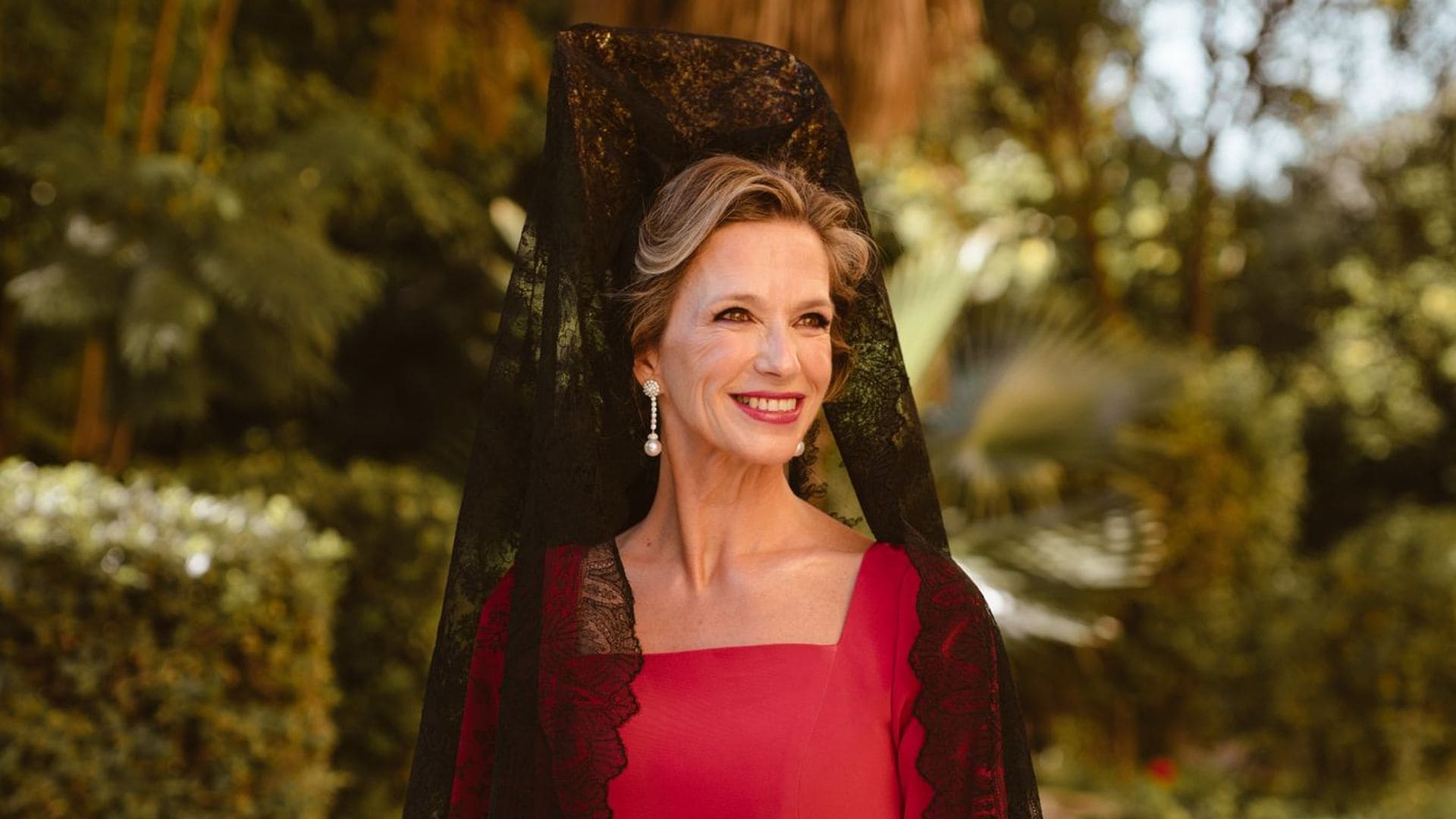 Llevar mantilla está de moda y así la llevan las madrinas más elegantes 