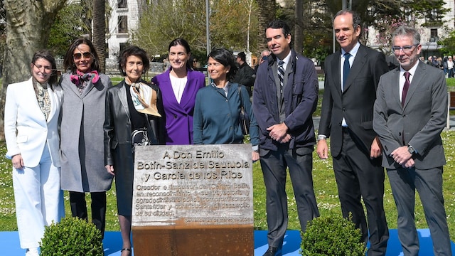 Santander inaugura una plaza en honor a Emilio Botín en los Jardines de Pereda