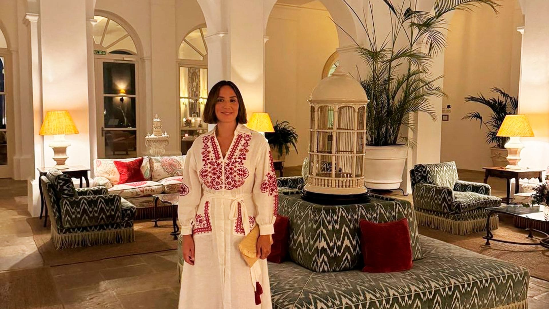 Tamara Falcó y el look perfecto para cenas románticas: vestido camisero bordado y sandalias transparentes