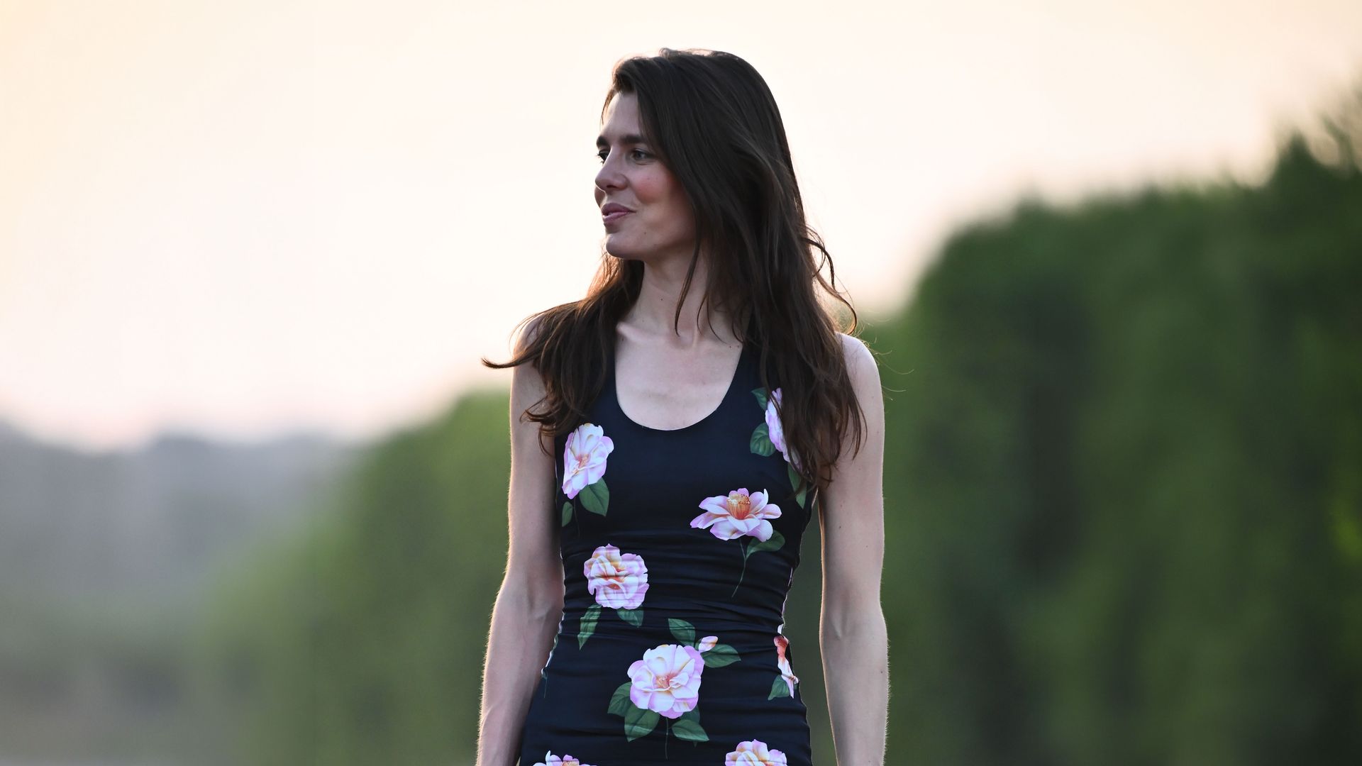 Carlota Casiraghi, arrebatadora con un vestido de 'flores de medianoche' y espalda al descubierto para su cita con la hípica en París