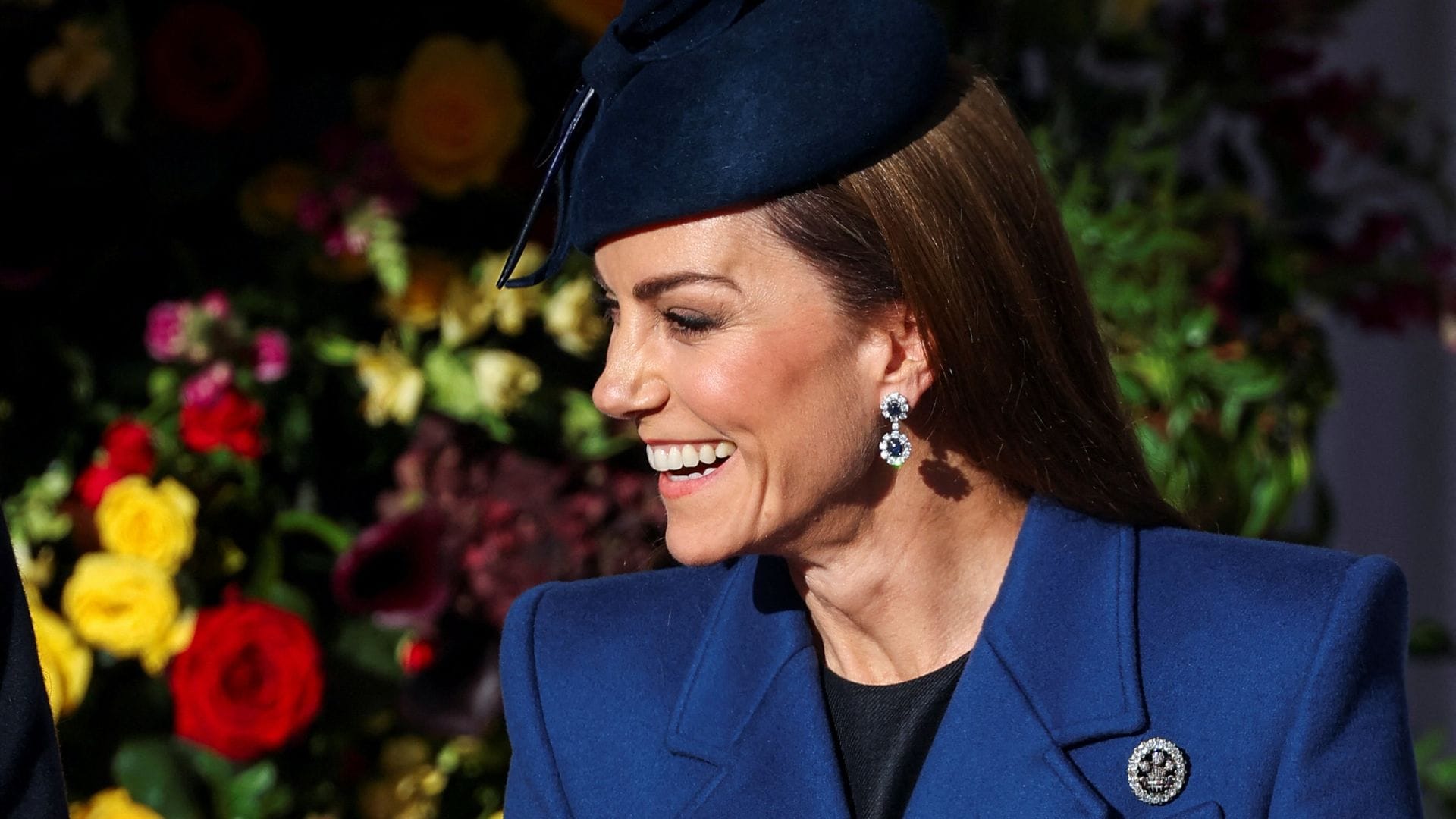 La princesa de Gales recrea su look de la Navidad de 2023: abrigo 'royal blue' y tocado con flechas
